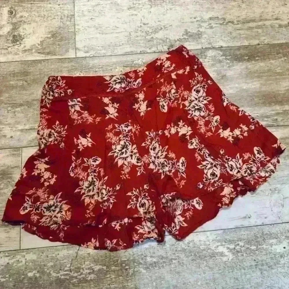 Angie Rust Red Floral Bucket Shorts - Women | Color: Red | Size: L - Picture 2 of 3